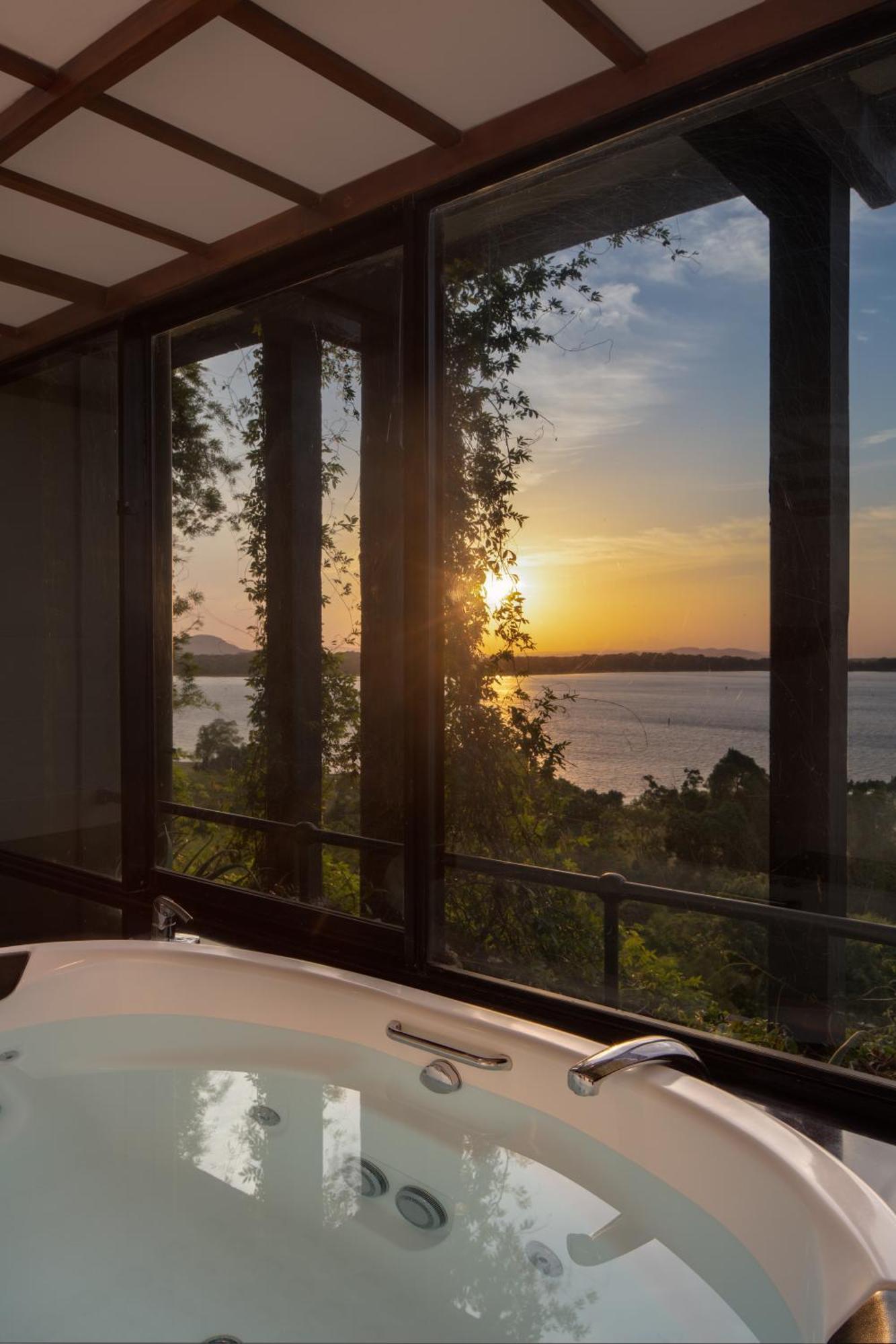 Heritance Kandalama Sigiriya Ruang foto Sunset at the Lake Ouachita Lodge