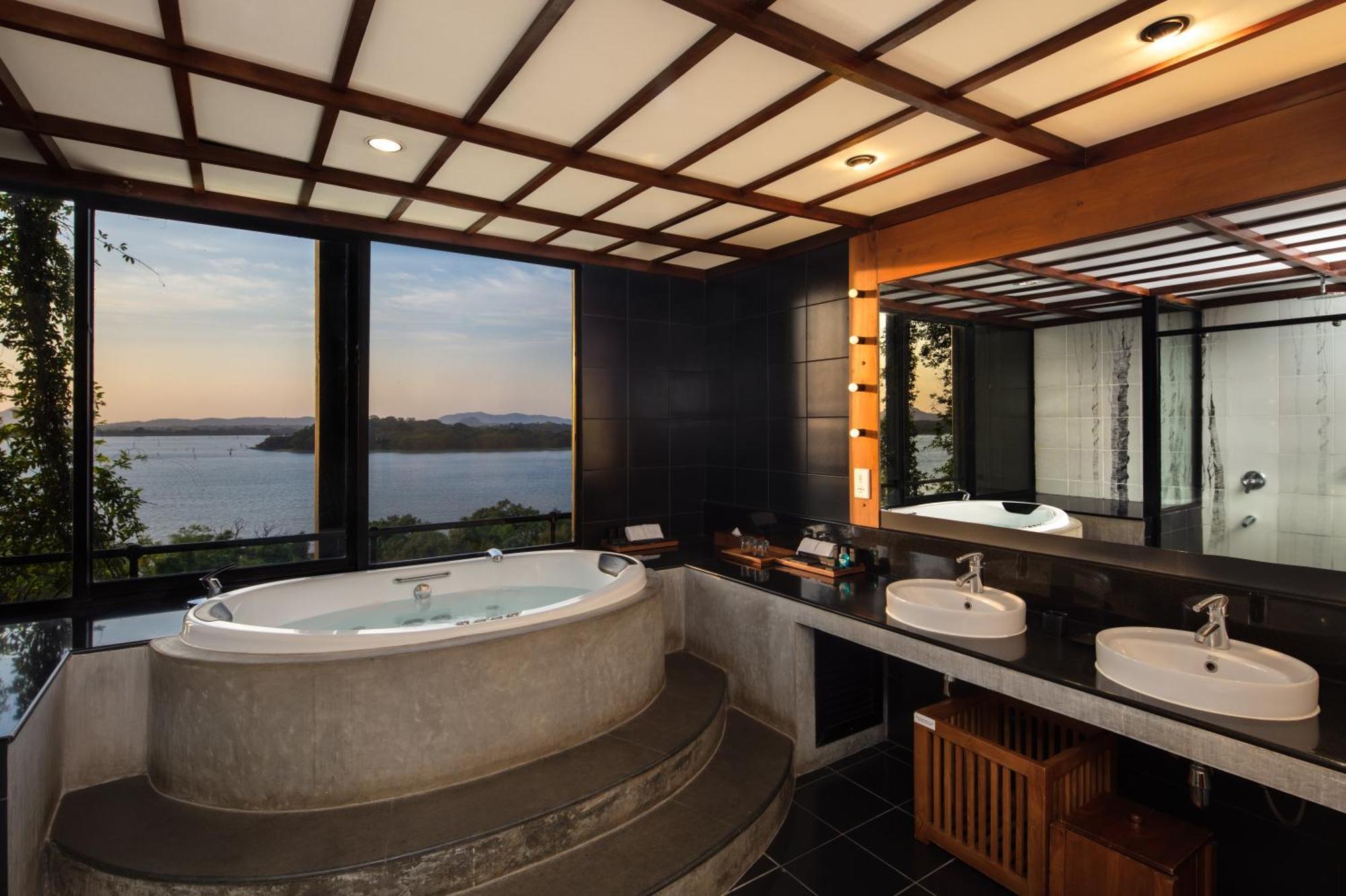 Heritance Kandalama Sigiriya Ruang foto A bathroom in a hotel