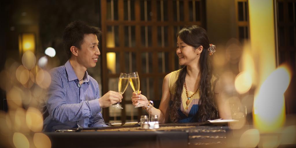 Heritance Kandalama Sigiriya Bagian luar foto A couple drinking champagne