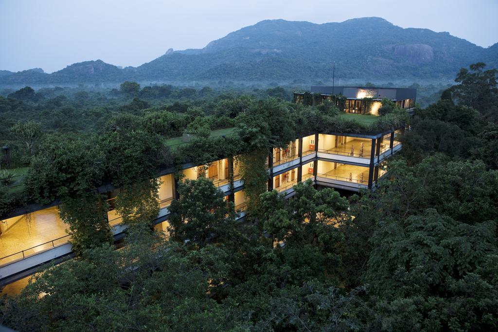 Heritance Kandalama Sigiriya Bagian luar foto The hotel at night