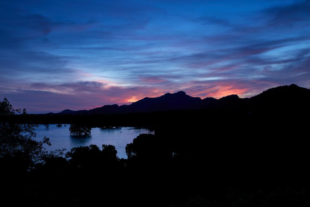 Heritance Kandalama Sigiriya Bagian luar foto Sunset over the lake