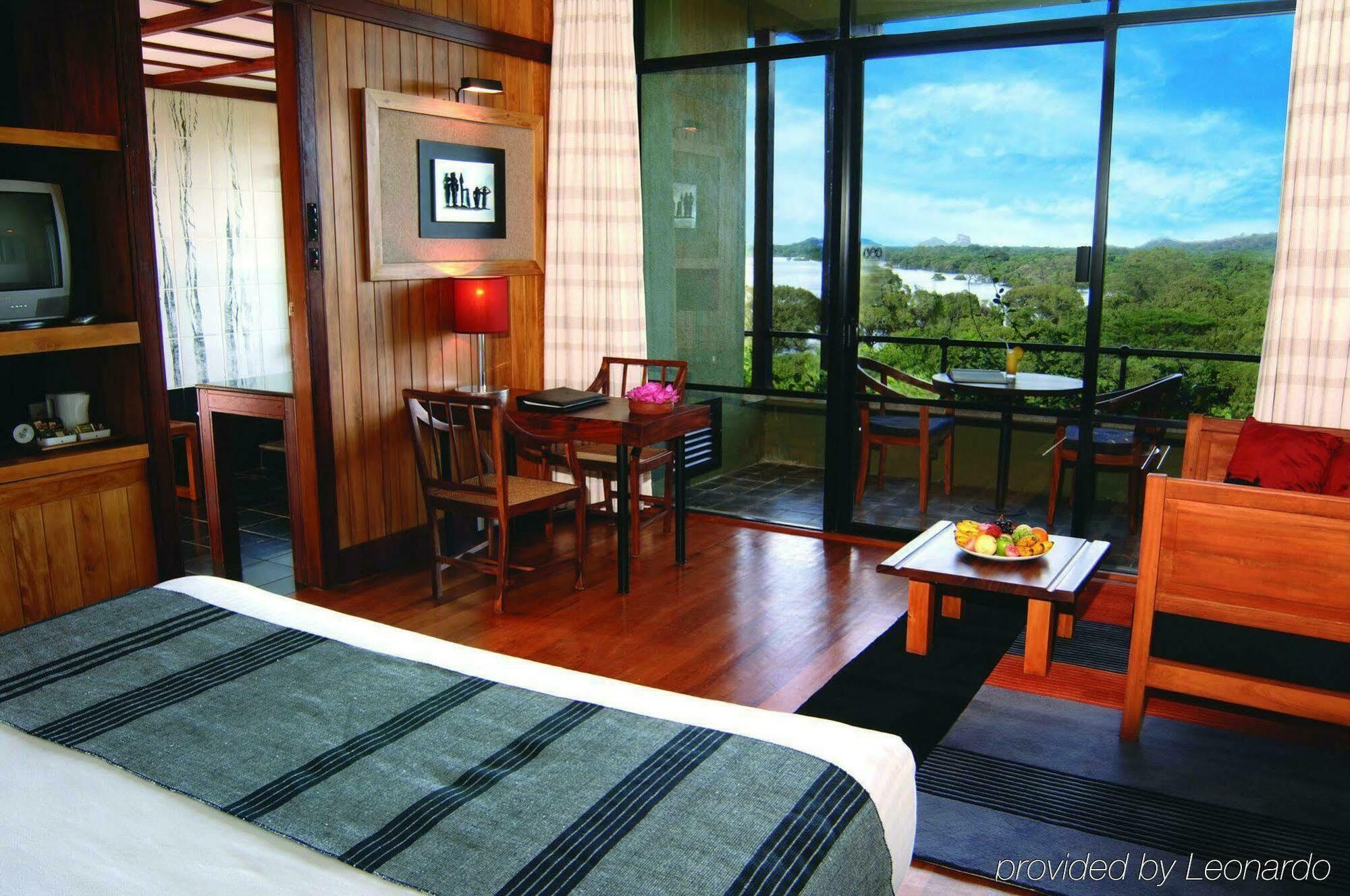 Heritance Kandalama Sigiriya Ruang foto A room at the resort