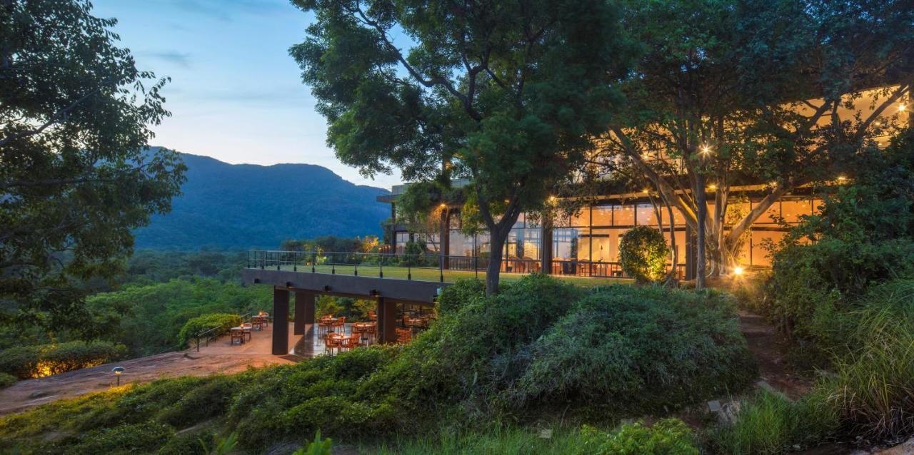 Heritance Kandalama Sigiriya Bagian luar foto The restaurant at the resort