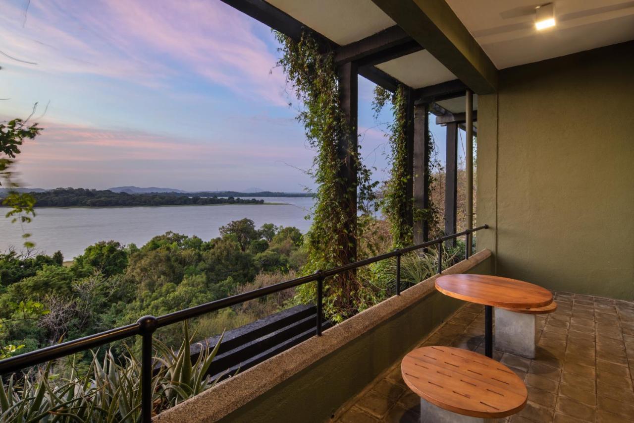 Heritance Kandalama Sigiriya Bagian luar foto View of the river from the hotel