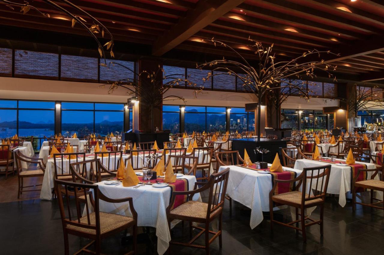 Heritance Kandalama Sigiriya Bagian luar foto The restaurant at the resort