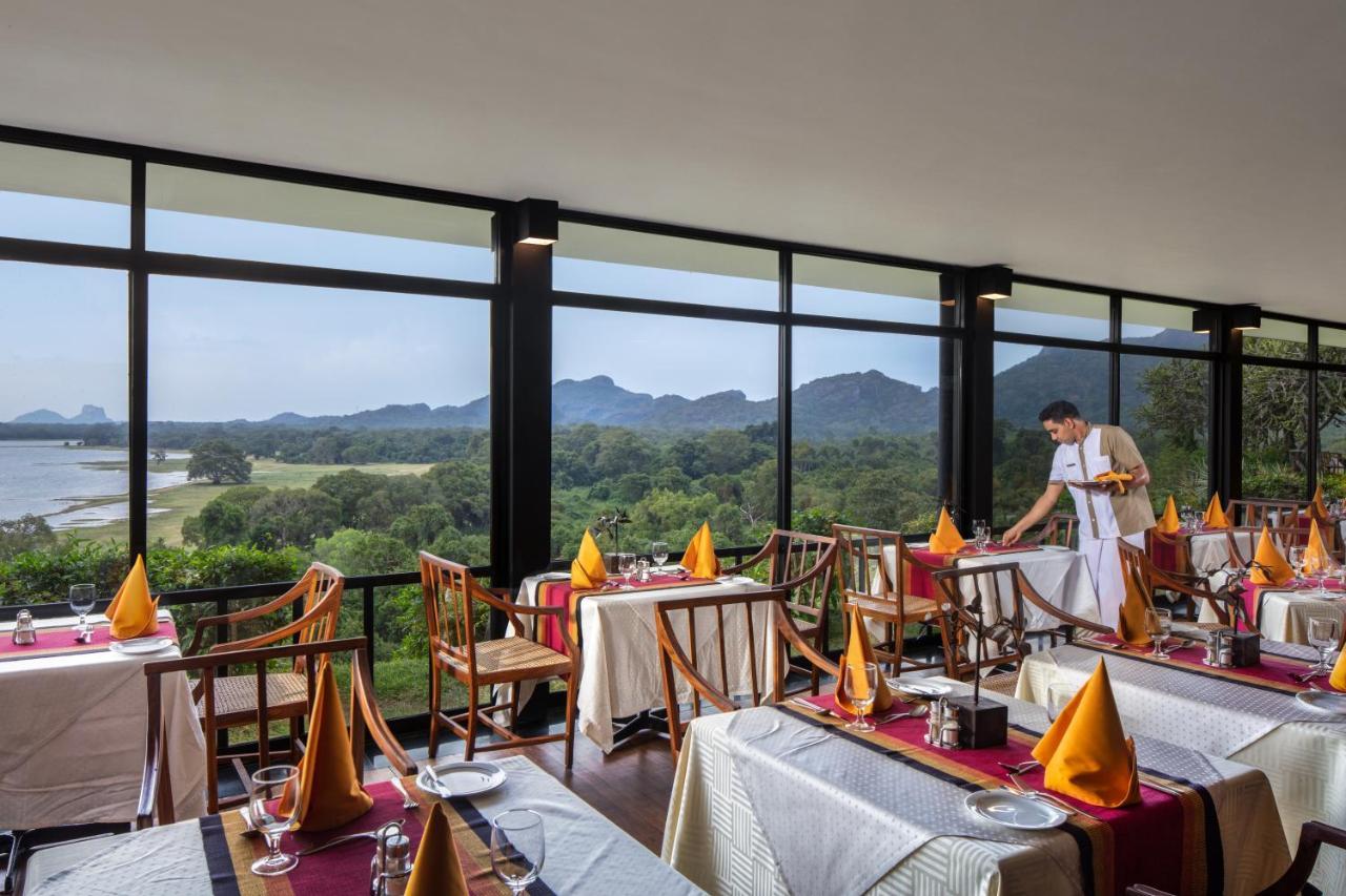 Heritance Kandalama Sigiriya Bagian luar foto The restaurant at the hotel